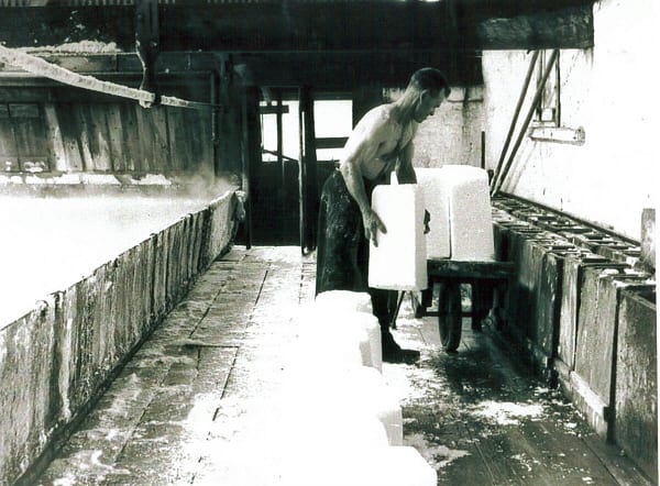 The lumps are placed on a lump barrow. Seddon's. 15. The lumps are placed on a lump barrow. Seddon's.jpg