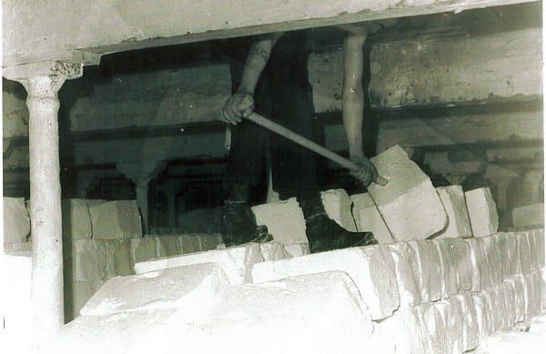 A Lofter moves the salt to the Dry Store, if they moved the lump any earlier the moisture would have weakened it and broken up as soon as the spike was used. Seddon's. George Twigg © 18. A Lofter moves the salt to the Dry Store, if they moved the lump any earlier the moisture would have weakened it and broken up as soon as the spike was used. Seddon's.jpg
