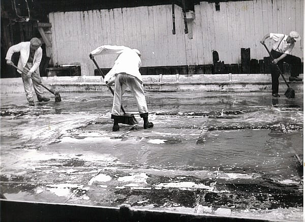 29. Each Monday morning the lump pans were de-scaled and the flues checked, ready for the week's firing. 1963 murg.jpg