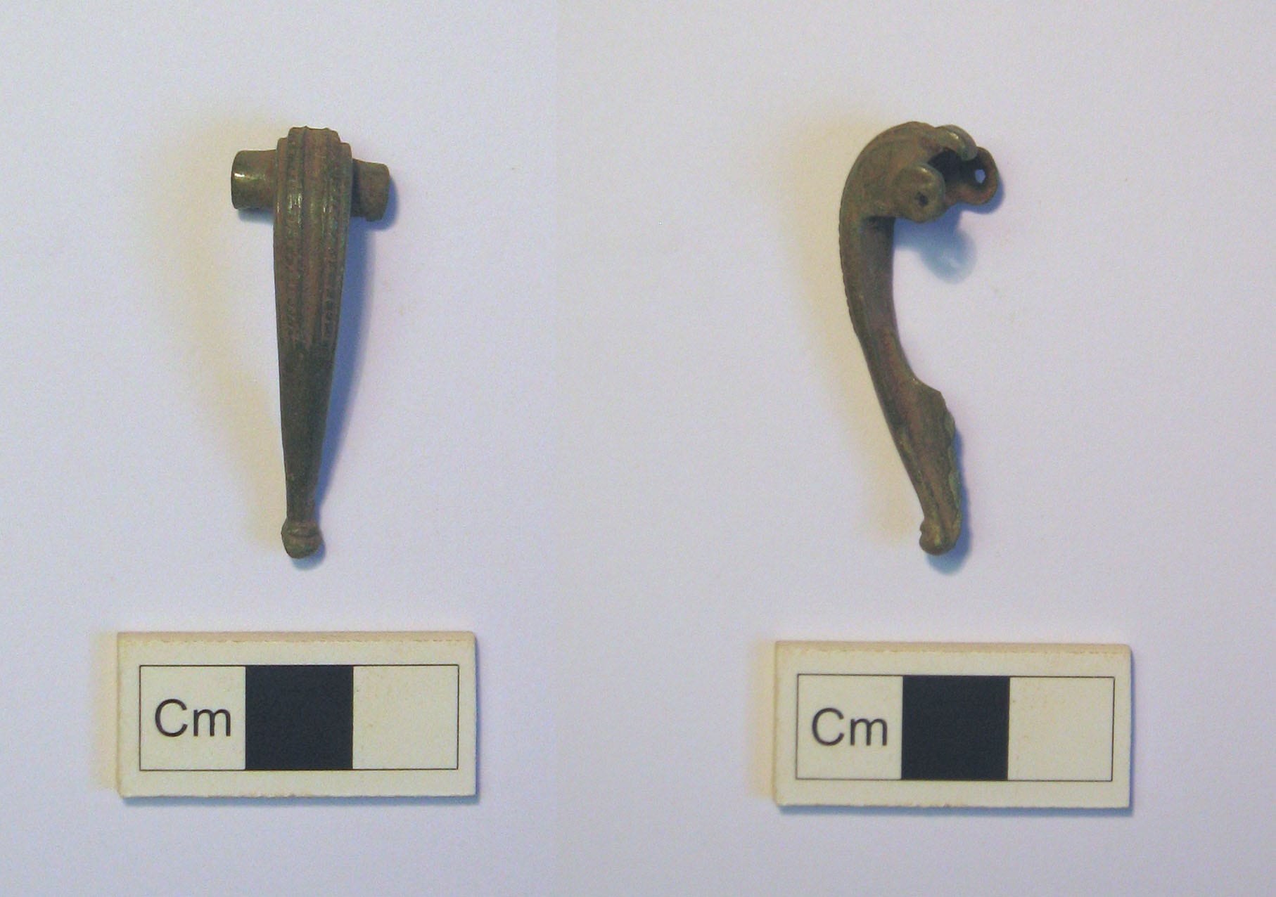 12 US brooch